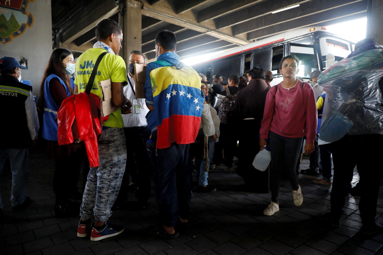 Más de 180,000 migrantes irregulares venezolanos han sido interceptados en la frontera en el año fiscal