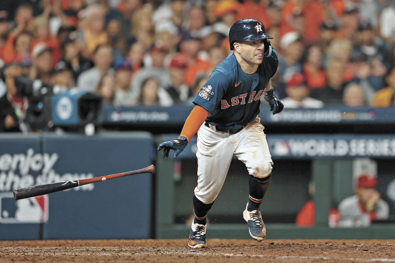 El bateador de los Astros, José Altuve, ha regresado a su mejor forma en el momento que más se necesita. Foto: AFP