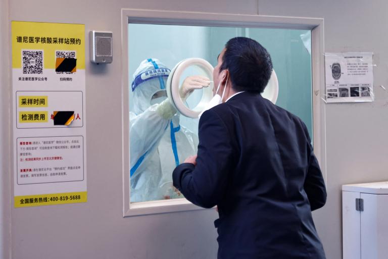 Una persona tomando un test en Pekín. Foto: Reuters