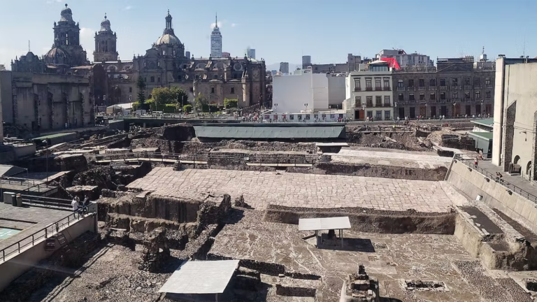 Vista panorámica del Templo Mayor de la Ciudad de México en donde se observan restos arqueológicos en pleno centro histórico. Minerva Castro / Wikimedia Commons, CC BY-SA