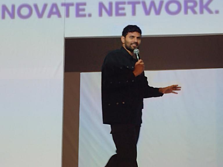 Jay Shetty durante su participación en INCmty.