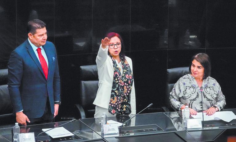 Alejandro Armenta Mier, Leticia Ram�rez y Antares Guadalupe V�zquez previo al inicio de la comparecencia de la secretaria ante la Comisi�n de Educaci�n.