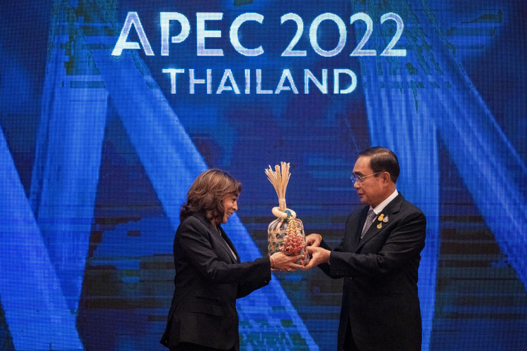 La vicepresidenta estadounidense, Kamala Harris, y el primer ministro de Tailandia, Prayut Chan-o-cha, sostienen Chalom, una canasta de bambú que simboliza la estafeta, para que Estados Unidos sea el próximo anfitrión de la cumbre de Cooperación Económica Asia-Pacífico (APEC) en 2023.