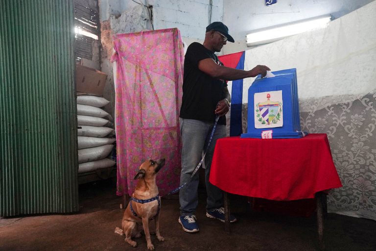 Los ciudadanos cubanos acudieron el domingo 27 de noviembre a elegir por voto directo y secreto a 12,427 delegados (concejales) municipales, en el país de 11 millones de habitantes. Foto: Reuters