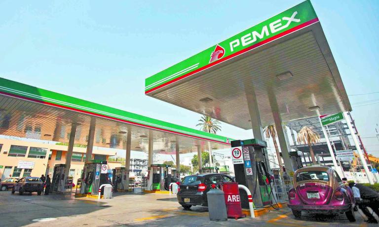 A Pemex gas station is seen in Mexico City November 23, 2012. Spanish oil major Repsol, badly bruised by the nationalisation of its Argentine business, is in talks to patch up frayed ties with state-owned Mexican oil monopoly Pemex. REUTERS/Edgard Garrido (MEXICO - Tags: BUSINESS ENERGY)