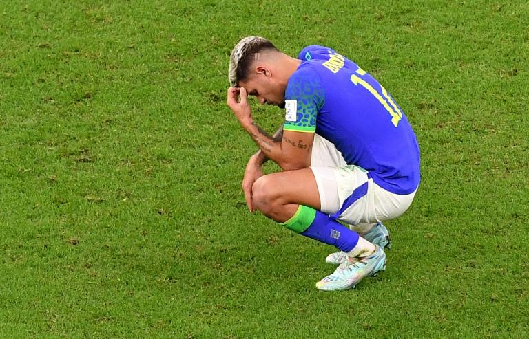 El brasileño Bruno Guimaraes reacciona después del partido contra Camerún. Foto: Reuters