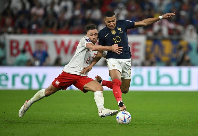 Kylian Mbappe de Francia en acción con el polaco Matty Cash. Foto: Reuters