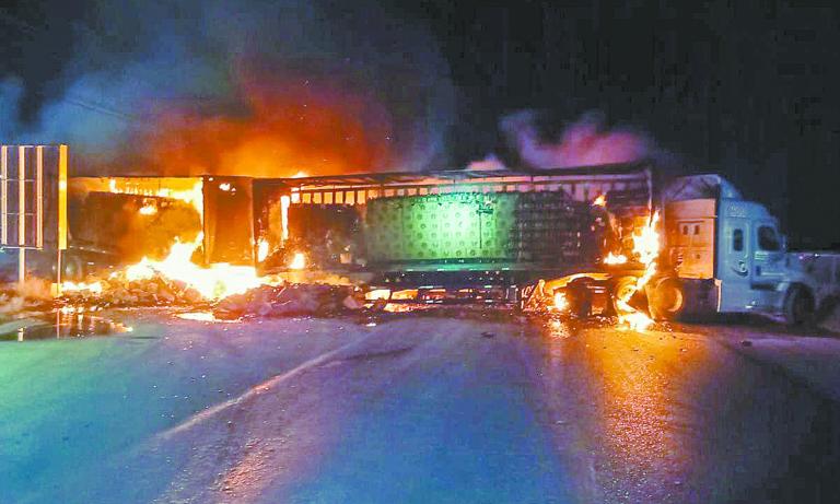 Bloqueo de carreteras y carros incendiados en por lo menos cuatro carreteras estatales se present� la noche de este domingo, lo que provoc� una intensa movilizaci�n de seguridad de los tres ordenes de gobierno. Fuentes informaron que alrededor de las 1