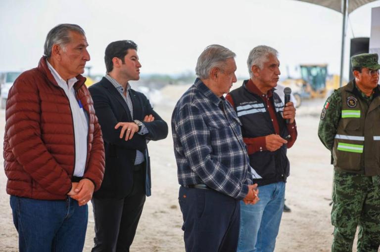 El presidente Andrés Manuel López Obrador (centro), visitó este sábado la Planta de Bombeo 2, en el municipio de Los Ramones, para conocer los avances de la construcción del Acueducto El Cuchillo II.