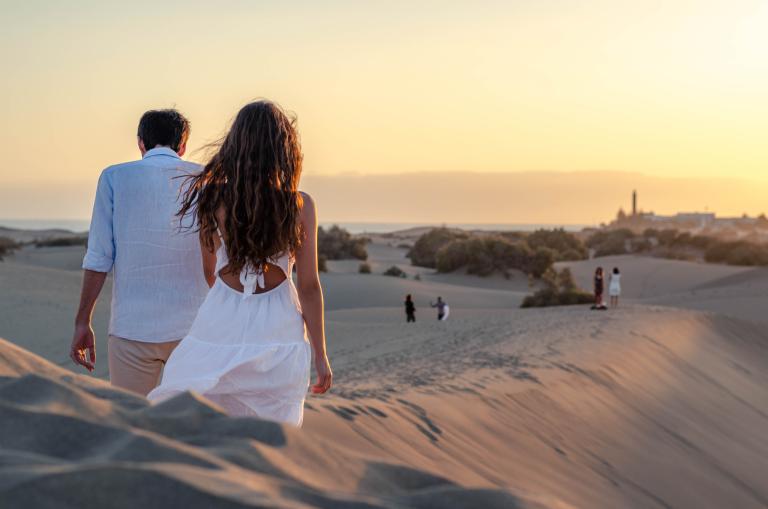 Una pareja en la playa de Maspalomas (Gran Canaria). Foto: Shutterstock