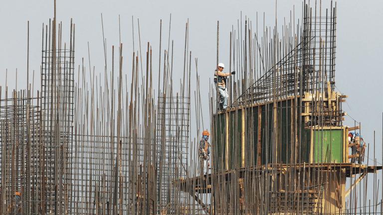 CIUDAD DE M…XICO, 01JUNIO2020.- Trabajadores de la construcciÛn del museo Iztapalapa, a un costado del metro ConstituciÛn de 1917, reiniciaron sus actividades laborales despuÈs de haber concluido la Jornada de Sana Distancia. A partir de hoy inicia la fase de la