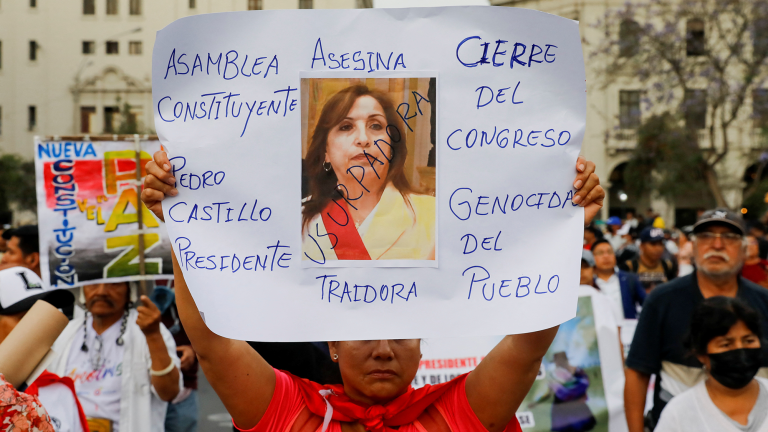 Las protestas no han cesado en Perú, pese a que el gobierno ha decretado el "estado de emergencia" nacional y entregó el control del orden público a las Fuerzas Armadas. Foto: Reuters