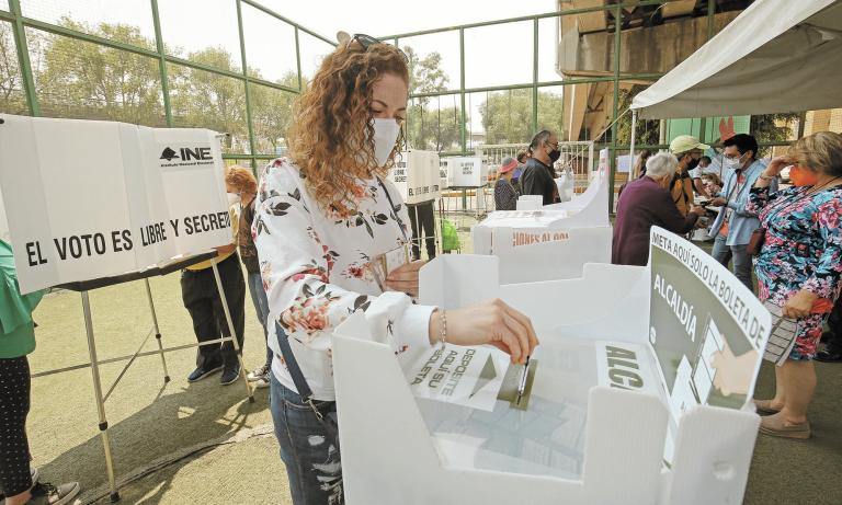 ASPECTOS DE LAS ELECCIONES EN LA CDMX 06 JUNIO 2021 ALCALDIA GUSTAVO A MADERO. CASILLAS GENTE SALIENDO DE VOTAR