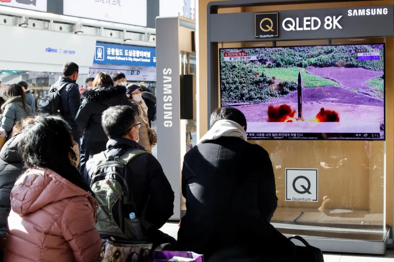 Surcoreanos miran un televisor que transmite un informe de noticias sobre Corea del Norte disparando un misil balístico frente a su costa este el 18 de diciembre de 2022. Foto: Reuters.