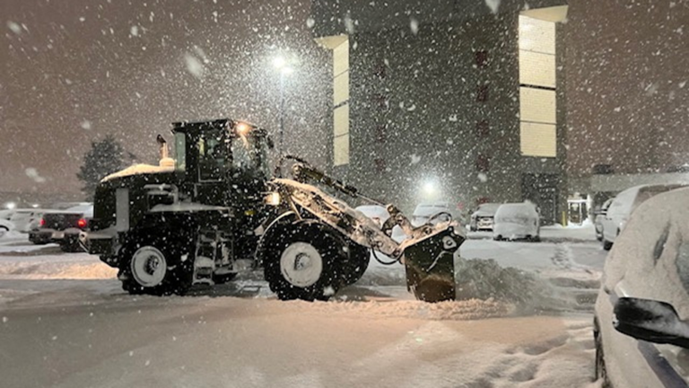 La Guardia Nacional de Nueva York limpia la nieve de un estacionamiento en Cheektowaga, Nueva York. Foto: Reuters