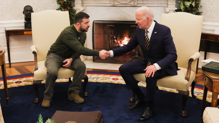 El presidente de Ucrania, Volodímir Zelensky, conversa con el presidente de los Estados Unidos, Joe Biden, en la Casa Blanca el 22 de diciembre de 2022. Foto: Reuters