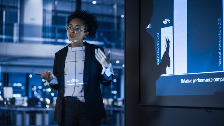 Cada vez más mujeres incursionan en sectores tecnológicos.