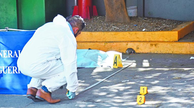 CHILPANCINGO, GUERRERO, 25ENERO2022.- Un hombre fue asesinado a balazos la maÒana de este martes afuera de una tienda Oxxo de la colonia Vista Hermosa, al poniente de Chilpancingo y a un costado del bulevar Vicente Guerrero. Se trata de un hombre que fue identificado por sus familiares como Alejandro, de aproximadamente 30 aÒos de edad, quien presentaba por lo menos tres impactos de proyectil de arma de fuego en la cabeza. El crimen ocurriÛ alrededor de las 10 de la maÒana en el estacionamiento de la tienda Oxxo que se encuentra en la entrada de la colonia Vista Hermosa, sobre la lateral del boulevard Vicente Guerrero de norte a sur, cerca del puente Ayutla y a unos 16 metros de una c·mara de vÌdeo vigilancia de C-4.FOTO: DASSAEV T…LLEZ ADAME/CUARTOSCURO.COM