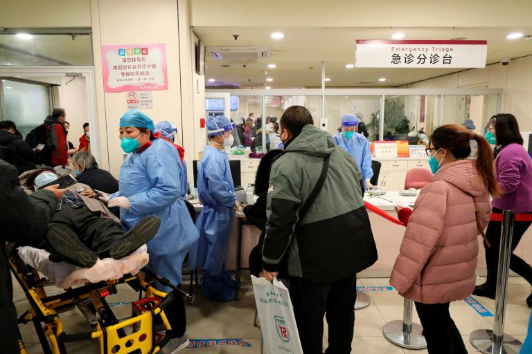 Pacientes hacen fila para recibir tratamiento en el departamento de emergencias del hospital Chaoyang de Beijing, en medio de un brote de la enfermedad por Coronavirus el 27 de diciembre de 2022. Foto: Reuters.