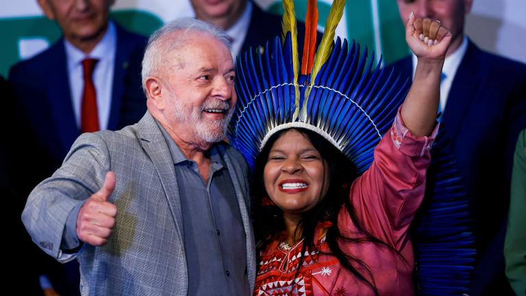 Lula da Silva con Sonia Guajajara al frente de la inédita cartera de Pueblos Originarios. Foto: Reuters