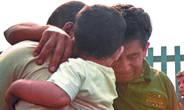 Presos del reclusorio norte varonil, fueron liberados anticipadamente, a la salida la mayor�a fueron recibidos  por sus familiares. FOTO: Mois�s Pablo/CUARTOSCURO.COM