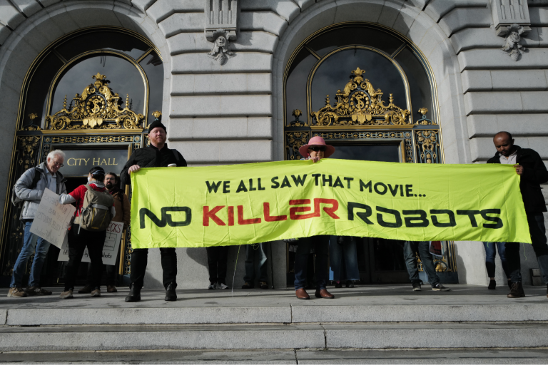 Activistas contrarios a los robots armados se manifestaron ante el ayuntamiento de San Francisco el 5 de diciembre de 2022 para expresar su rechazo a este uso de la tecnología.