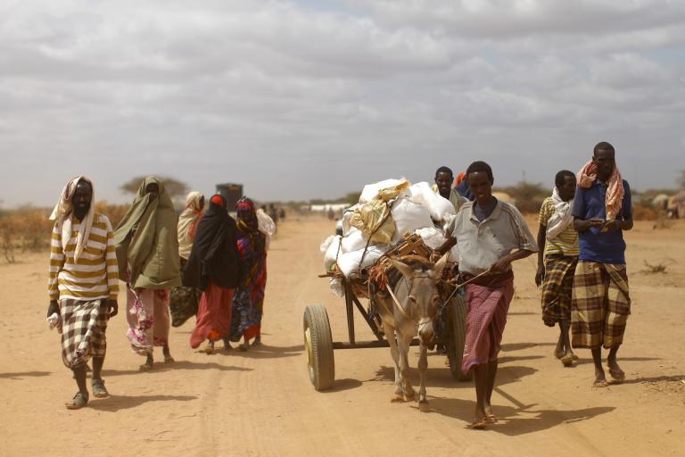 Familias huyendo de la sequía en Somalia.