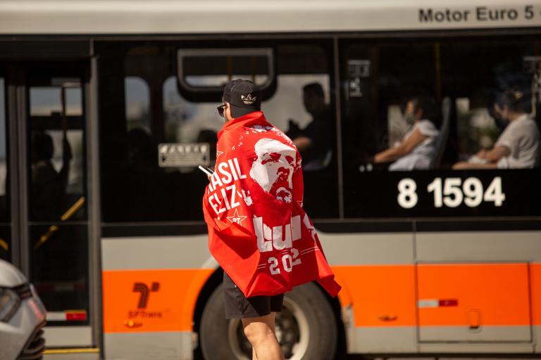 Foto: Un partidario de Lula celebra la victoria electoral en octubre de 2022. Foto: Shutterstock