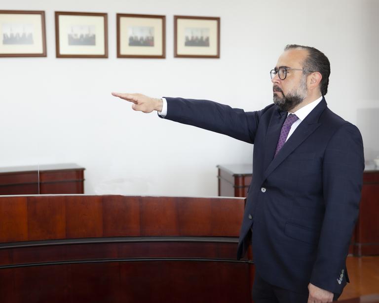 El Presidente del Tribunal es electo por el pleno de la Sala Superior. Dura en su cargo tres años y no puede ser reelecto para ningún otro periodo.