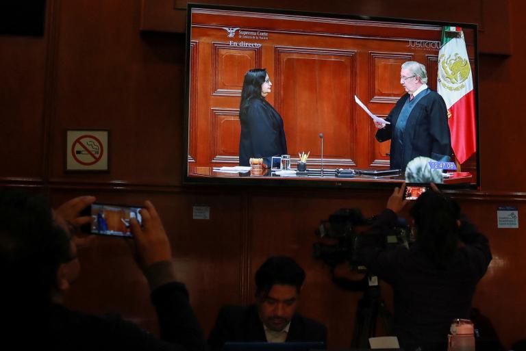 El ministro, Luis María Aguilar, tomó protesta Piña Hernández como a la nueva presidenta de la Suprema Corte.