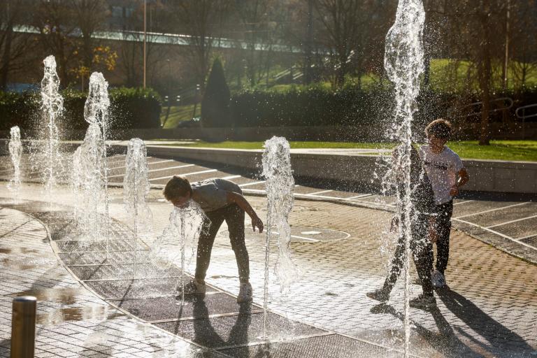 Niños jugando en fuentes por las inusuales temperaturas altas durante el invierno en Bilbao, España. Foto: Reuters