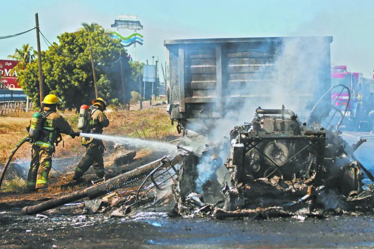 Los narcobloqueos se presentaron por más de 12 horas en diversos puntos de la ciudad de Culiacán.