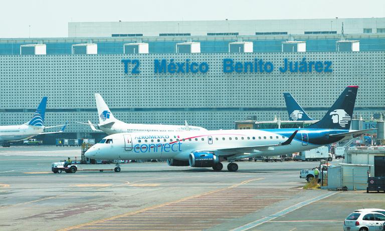 M√aXICO D.F., 08MARZO2012.- Aviones de Aeromexico realizan maniobras en la Terminal 2 del Aeropuerto Internacional de la Ciudad de M√©xico.FOTO: RODOLFO ANGULO /CUARTOSCURO.COM