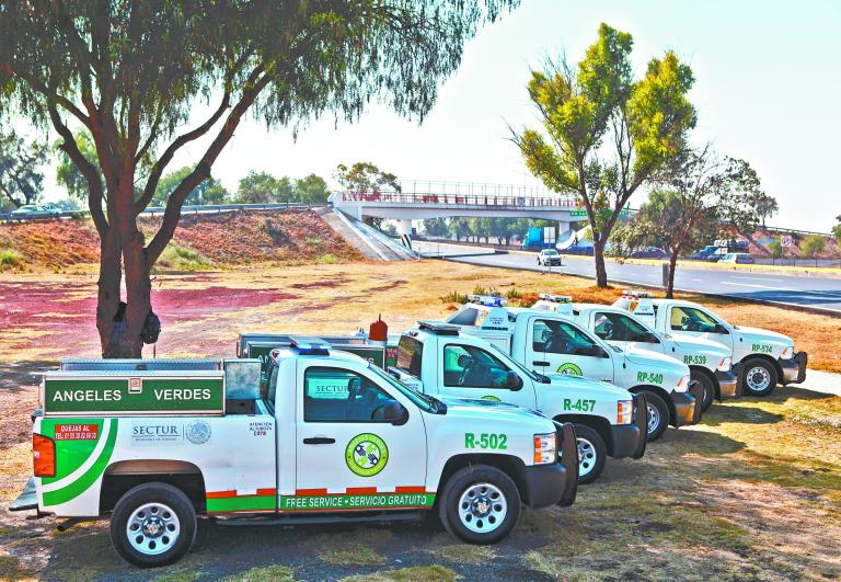 Los Ángeles Verdes de la Sectur brindan apoyo y orientación a los viajeros que transitan por las rutas carreteras del país. Foto: Especial