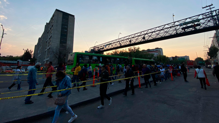 Usuarios de transporte público son guiados por las autoridades para poder abordar medios de transportes alternativos a la Línea 3 del Metro. Foto EE: Cortesía Twitter Semovi