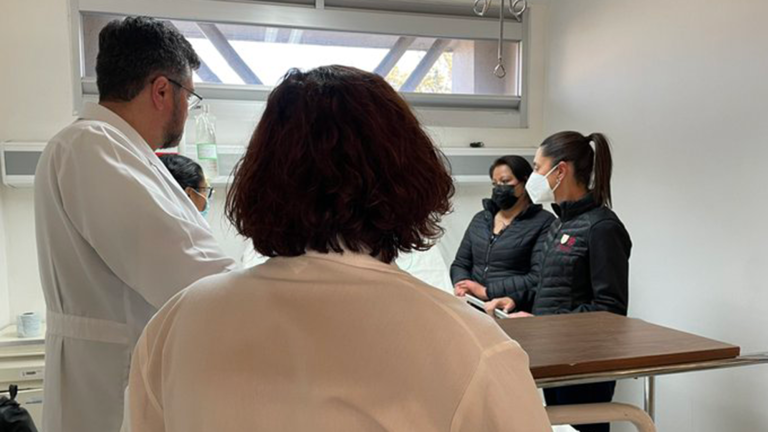 La jefa de Gobierno de la Ciudad de México, Claudia Sheinbaum, acudió al Hospital Rubén Leñero para visitar a dos de las 57 personas que resultaron lesionadas tras el accidente registrado la mañana de este sábado en la Línea 3 del Metro. Foto EE: Cortesía Twitter