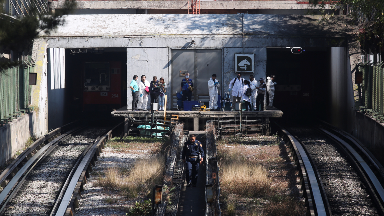 Personal del Metro y autoridades del Gobierno de la Ciudad de México realizaron el peritaje donde ocurrió el choque entre los dos trenes, entre las estaciones de La Raza y Potrero de la Línea 3. Foto: Reuters