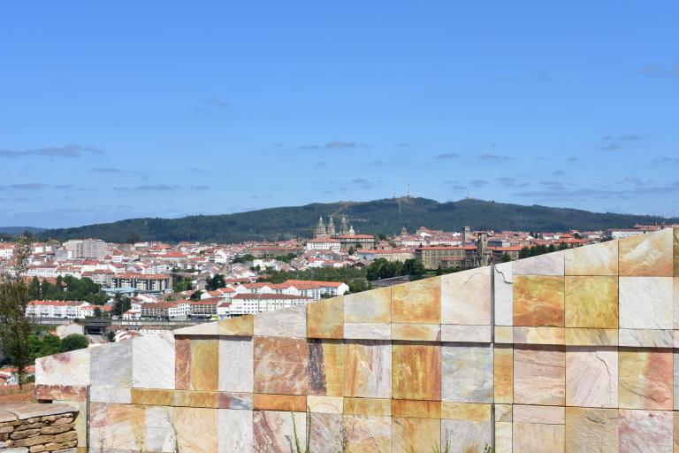 La catedral de Santiago de Compostela vista desde la Cidade da Cultura, ubicada en el Monte Gaiás, a tres kilómetros en línea recta. Foto: Shutterstock