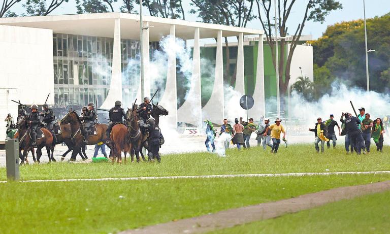 Según diferentes medios locales, al menos 150 bolsonaristas fueron detenidos tras la invasión y saqueo de las sedes gubernamentales.