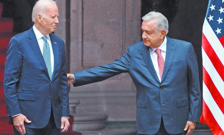 Andres Manuel L�pez Obrador, presidente de Mexico, toma del brazo a Joe Biden, presidente de Estados Unidos.