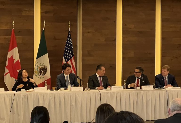 Justin Trudeau, presidente de Canadá, con empresarios de América del Norte. Foto EE: Lilia González