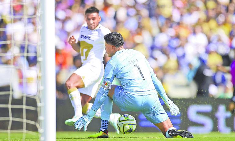 Alfredo Talavera (FC  Ju�rez) nada puede hacer ante el disparo de Eduardo Salvio (Pumas), con este gol los universitarios empataban el encuentro 1-1.