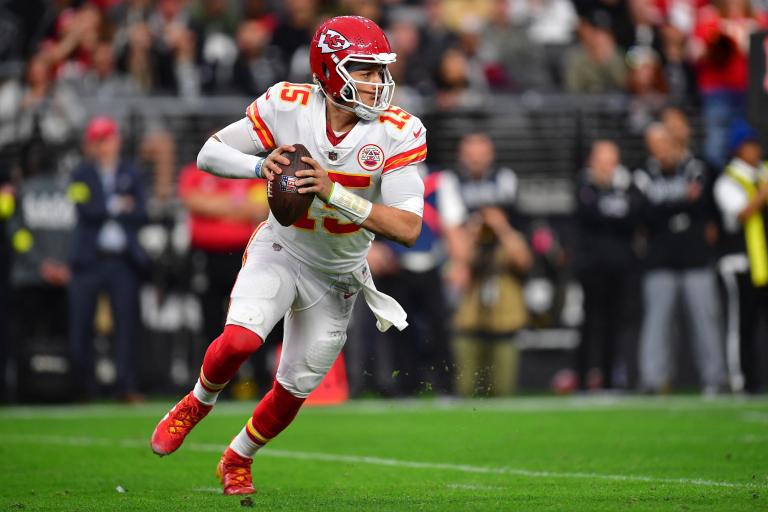 Patrick Mahomes, que culminó las 18 semanas como líder pasador de la NFL con 5,250 yardas, se perfila como un serio candidato para levantar el trofeo Vince Lombardi. Foto: Reuters