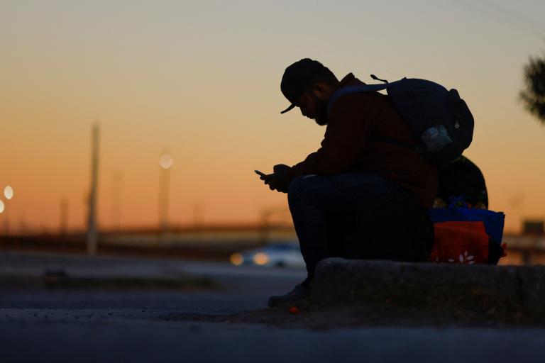 Migrantes en la frontera solicitantes de asilo esperan en la frontera con Estados Unidos. Foto: Reuters