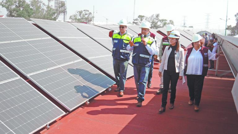 Claudia Sheinbaum, jefa de gobierno, recorre la nueva planta fotovoltaica de la Central de Abasto.