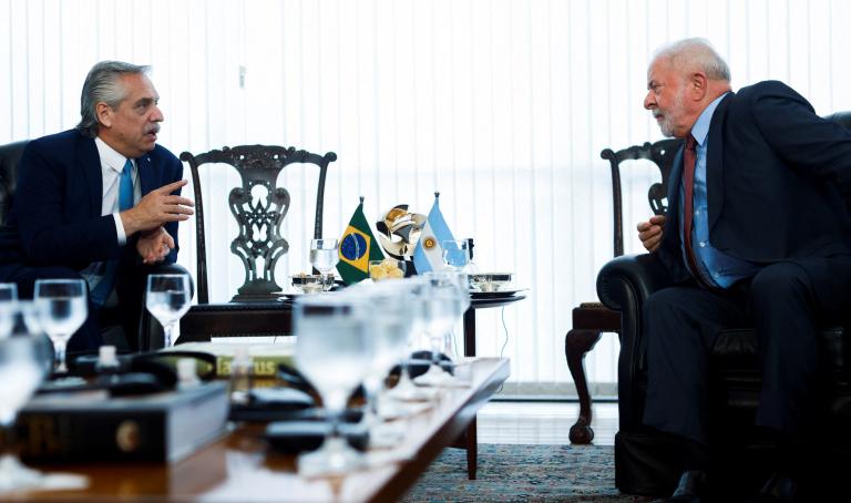 El presidente de Argentina, Alberto Fernández, y el presidente de Brasil, Luiz Inácio Lula da Silva, asisten a una reunión en el Palacio de Itamaraty en Brasilia, el 2 de enero de 2023. Foto: Reuters.