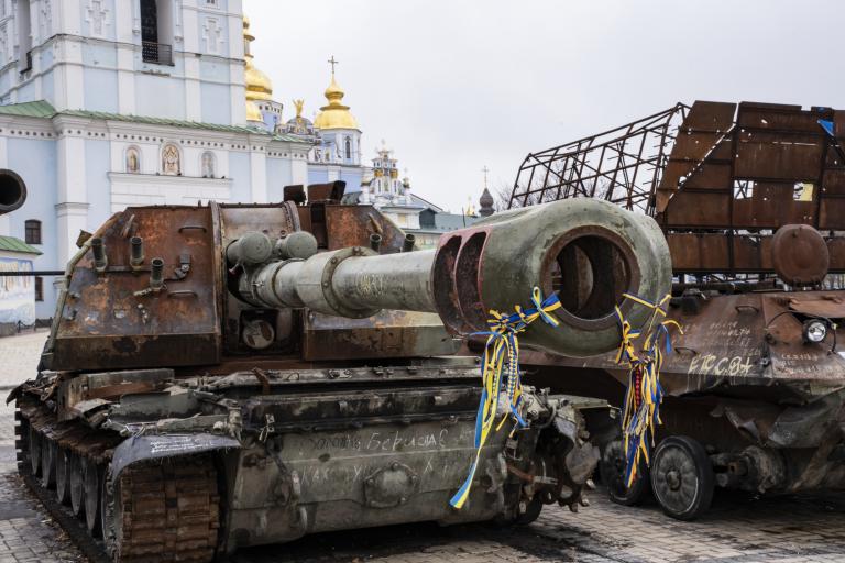 Un tanque ruso capturado es expuesto en la plaza Mikhailovskaya de Kiev recientemente. Foto: Shutterstock