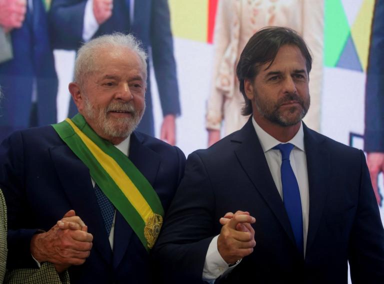 El presidente brasileño Luiz Inácio Lula da Silva posa con el presidente Luis Lacalle Pou después de recibir la banda presidencial en Brasilia, el 1 de enero de 2023. Foto: Reuters.