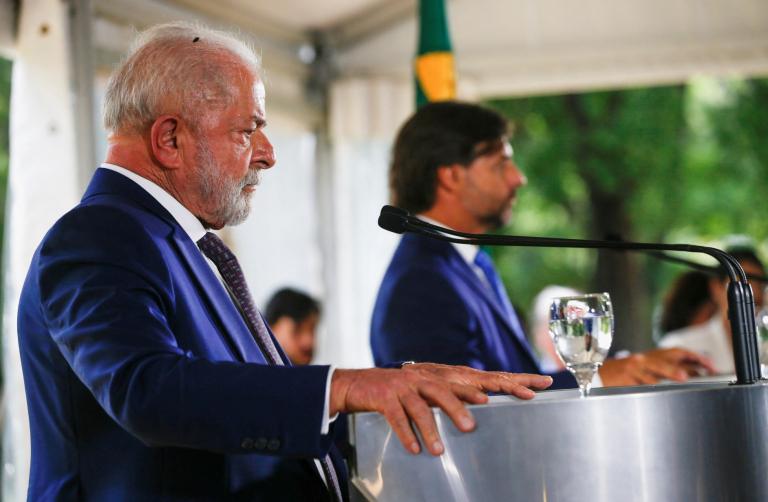 El presidente de Uruguay, Luis Lacalle Pou, y el presidente de Brasil, Luiz Inacio Lula da Silva, asisten a una conferencia de prensa en Montevideo este miércoles. Foto: Reuters.