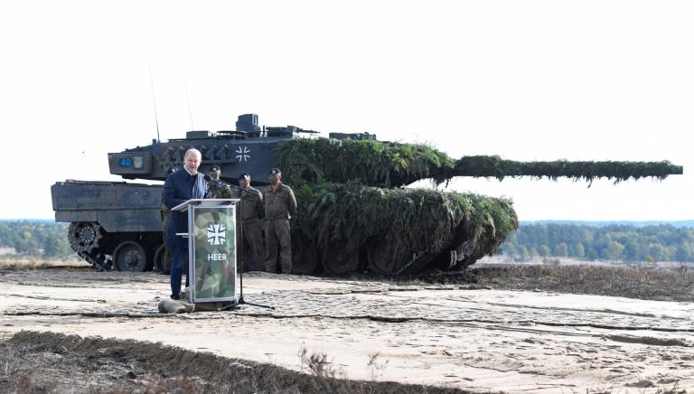 El canciller alemán Olaf Scholz pronuncia un discurso frente a un tanque Leopard 2 durante una visita a una base militar del ejército alemán Bundeswehr en Bergen, Alemania. Foto: Reuters.